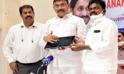 BC आरक्षण पर सुप्रीम कोर्ट जाने को लेकर YSRCP ने उठाए सवाल BC आरक्षण पर सुप्रीम कोर्ट जाने को लेकर YSRCP ने उठाए सवाल