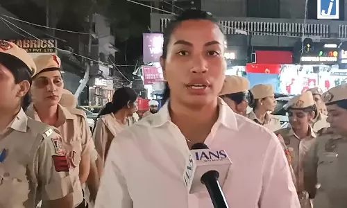 महिला सुरक्षा के लिए पुलिस के साथ सड़कों पर उतरीं बॉक्सर लवलीना