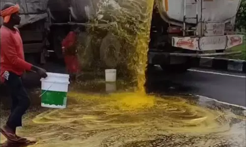 टैंकर फटा, हाईवे पर बहने लगा सरसों का तेल, बाल्टी-डिब्बे लेकर दौड़े लोग