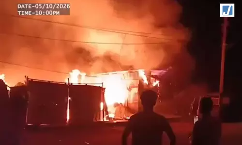 FIRE BREAKING: नयापारा चौक में भीषण आग, पिठा बेचने वाली झोपड़ियां चपेट में