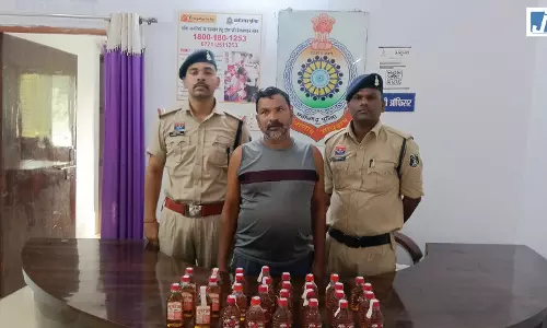 झीट में अवैध शराब बेचते आरोपी गिरफ्तार, 30 पौवा और बिक्री रकम जब्त झीट में अवैध शराब बेचते आरोपी गिरफ्तार, 30 पौवा और बिक्री रकम जब्त