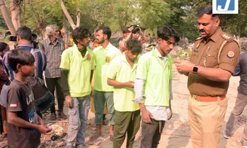 150 अवैध बांग्लादेशी प्रवासी पश्चिम बंगाल लाए गए, डिपोर्टेशन की तैयारी 150 अवैध बांग्लादेशी प्रवासी पश्चिम बंगाल लाए गए, डिपोर्टेशन की तैयारी