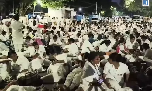 देर रात हजारों नर्सें सड़कों पर उतरीं, सरकार के सामने रखीं बड़ी मांगें देर रात हजारों नर्सें सड़कों पर उतरीं, सरकार के सामने रखीं बड़ी मांगें