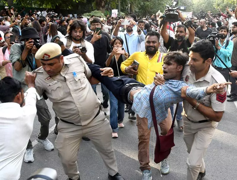 बिखरे प्रदर्शन से दिल्ली पुलिस की बढ़ी मुश्किल बिखरे प्रदर्शन से दिल्ली पुलिस की बढ़ी मुश्किल