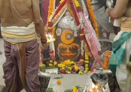 भस्म अर्पित कर किया गया भव्य शृंगार, तिलक-आभूषण से सजे बाबा महाकाल भस्म अर्पित कर किया गया भव्य शृंगार, तिलक-आभूषण से सजे बाबा महाकाल