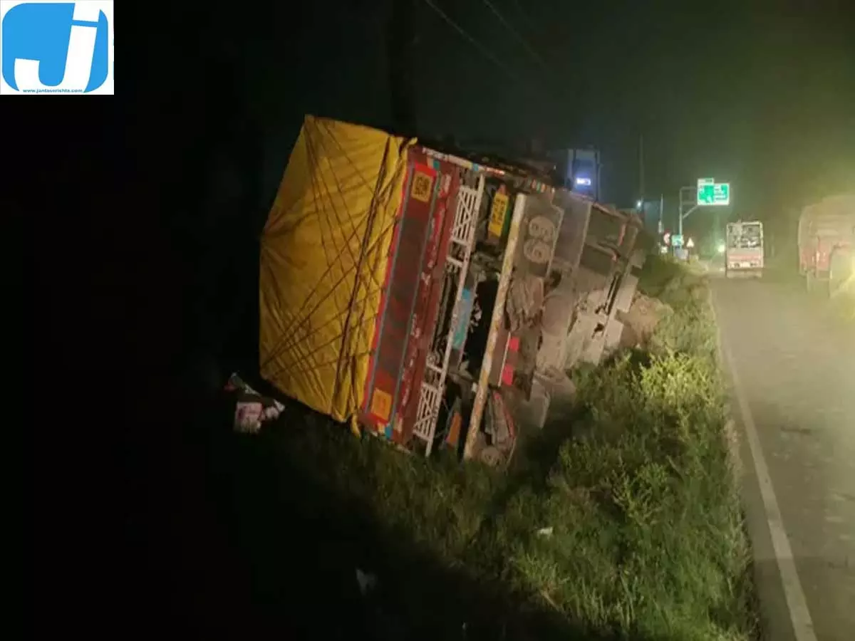 अलीपुर के पास अनियंत्रित होकर पलटा कैंटर, सड़क पर बिखरे सेब अलीपुर के पास अनियंत्रित होकर पलटा कैंटर, सड़क पर बिखरे सेब