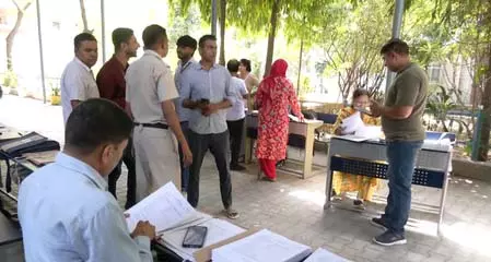 दिल्ली के रंजीत नगर में एसआईआर को लेकर विशेष कैंप, बीएलओ और अधिकारी कर रहे समस्याओं का समाधान दिल्ली के रंजीत नगर में एसआईआर को लेकर विशेष कैंप, बीएलओ और अधिकारी कर रहे समस्याओं का समाधान