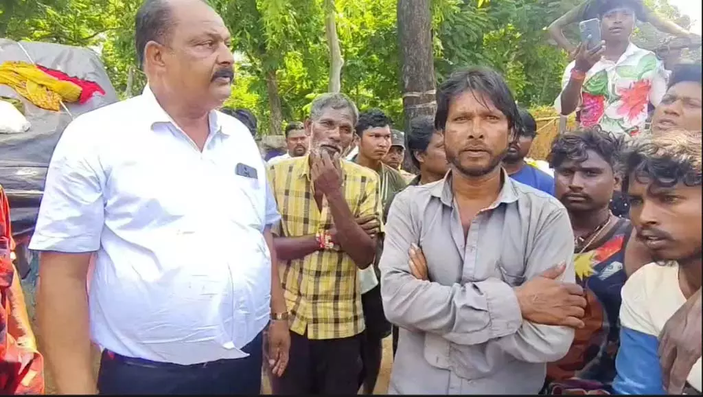 अंतिम संस्कार को लेकर 5 घंटे हंगामा, VHP-बजरंग दल कार्यकर्ता भी पहुंचे अंतिम संस्कार को लेकर 5 घंटे हंगामा, VHP-बजरंग दल कार्यकर्ता भी पहुंचे