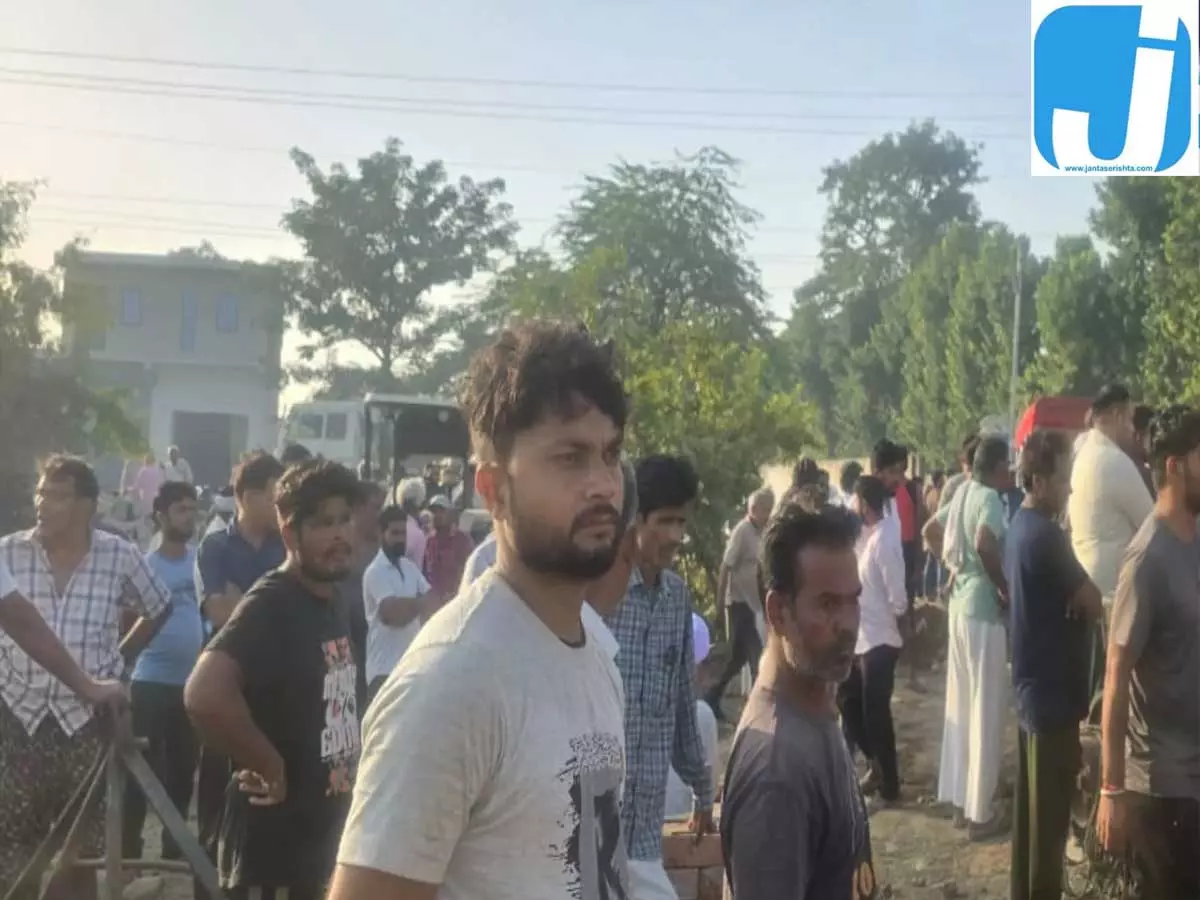 पुलिस चौकी के पास किसान की हत्या से तनाव, ग्रामीणों ने जताया विरोध पुलिस चौकी के पास किसान की हत्या से तनाव, ग्रामीणों ने जताया विरोध