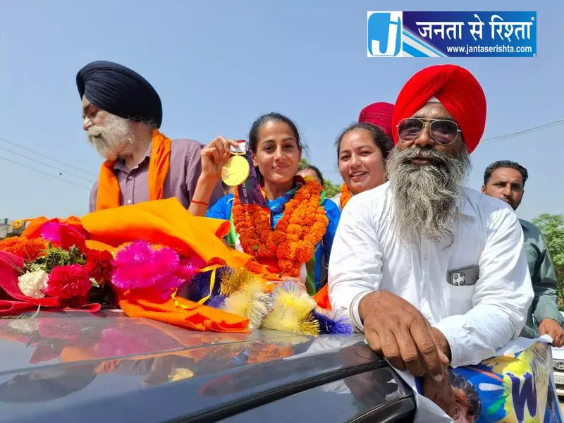 हॉकी स्टार बेटी लौटी घर, गांव ने किया भव्य स्वागत हॉकी स्टार बेटी लौटी घर, गांव ने किया भव्य स्वागत