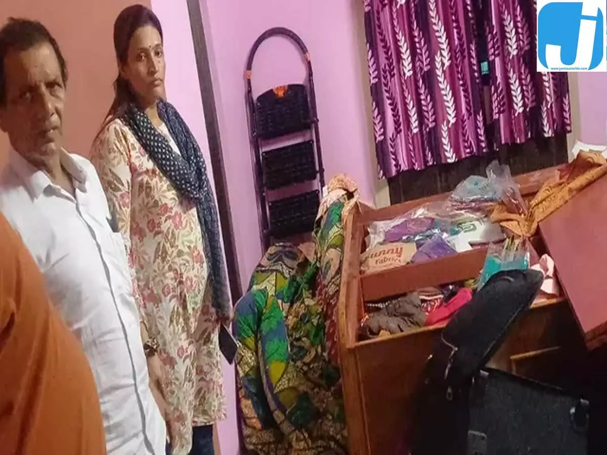 धनबाद में चोरों ने दो घरों पर बोला धावा, लाखों का माल लेकर फरार धनबाद में चोरों ने दो घरों पर बोला धावा, लाखों का माल लेकर फरार