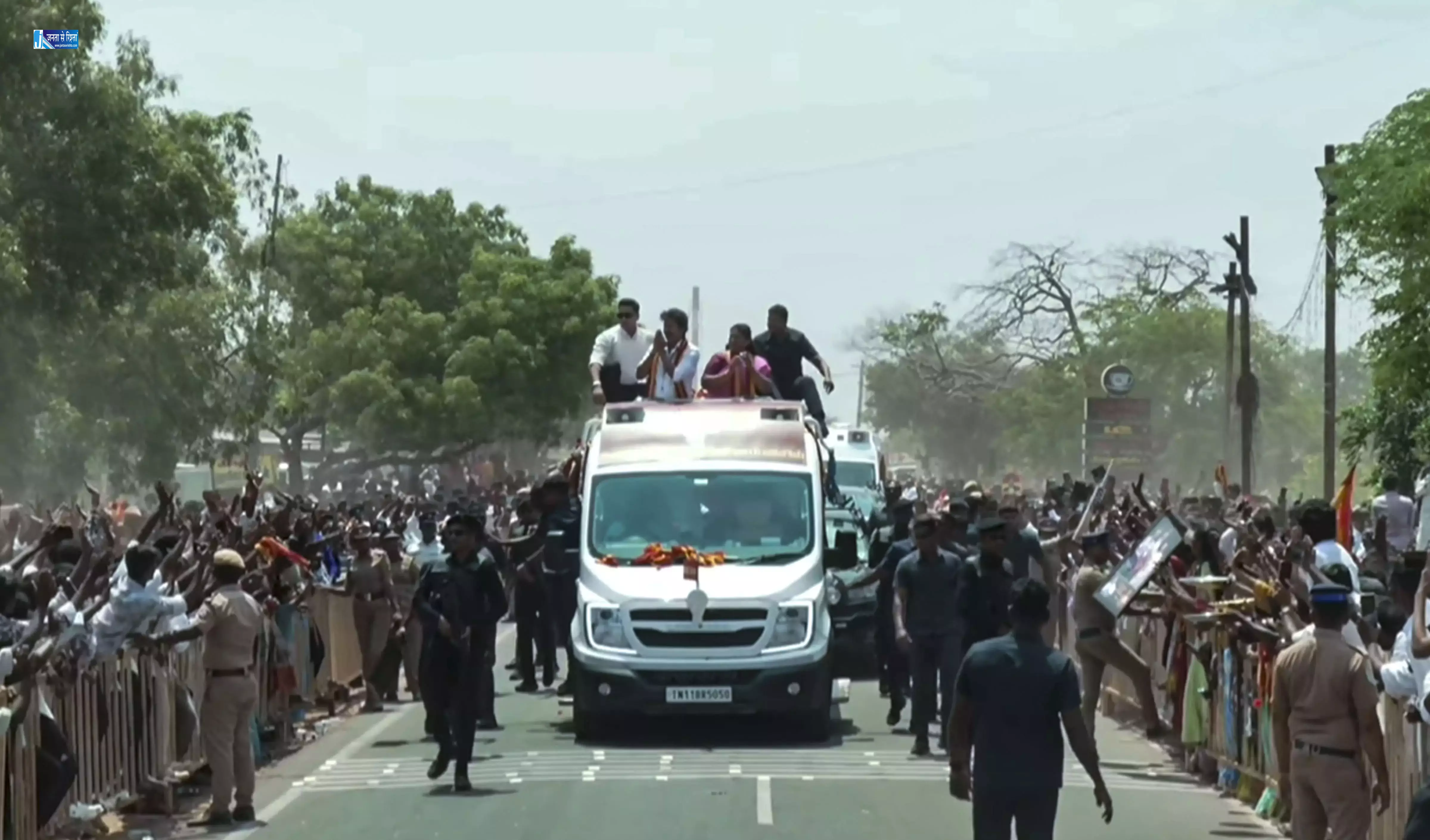 विजय के रोड शो में NTK कार्यकर्ता गिरफ्तार विजय के रोड शो में NTK कार्यकर्ता गिरफ्तार