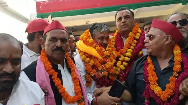 MLC चुनाव: सपा प्रत्याशियों ने भरा नामांकन MLC चुनाव: सपा प्रत्याशियों ने भरा नामांकन