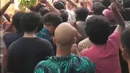 SRFTI परिसर में हिंसक झड़प: दक्षिणपंथी संगठन के प्रदर्शन के बाद तनाव SRFTI परिसर में हिंसक झड़प: दक्षिणपंथी संगठन के प्रदर्शन के बाद तनाव