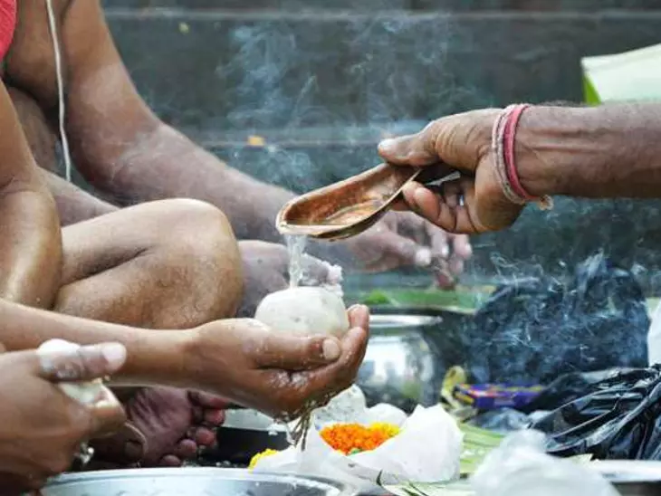 पितृ पक्ष में इन नियमों का रखें ध्यान, तर्पण और पिंडदान से जुड़ी मान्यताएं जानें पितृ पक्ष में इन नियमों का रखें ध्यान, तर्पण और पिंडदान से जुड़ी मान्यताएं जानें