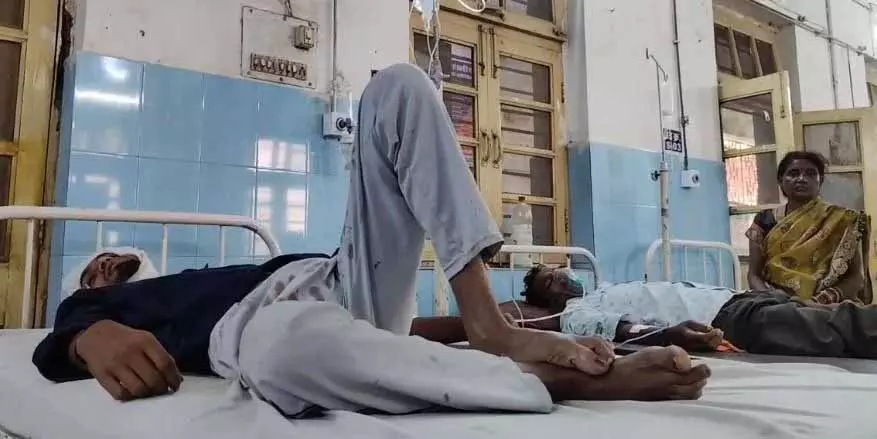 सोने की तैयारी कर रहा था परिवार, बाहर से हुई ईट-पत्थरों की बारिश, तीन पर चाकू से हमला सोने की तैयारी कर रहा था परिवार, बाहर से हुई ईट-पत्थरों की बारिश, तीन पर चाकू से हमला