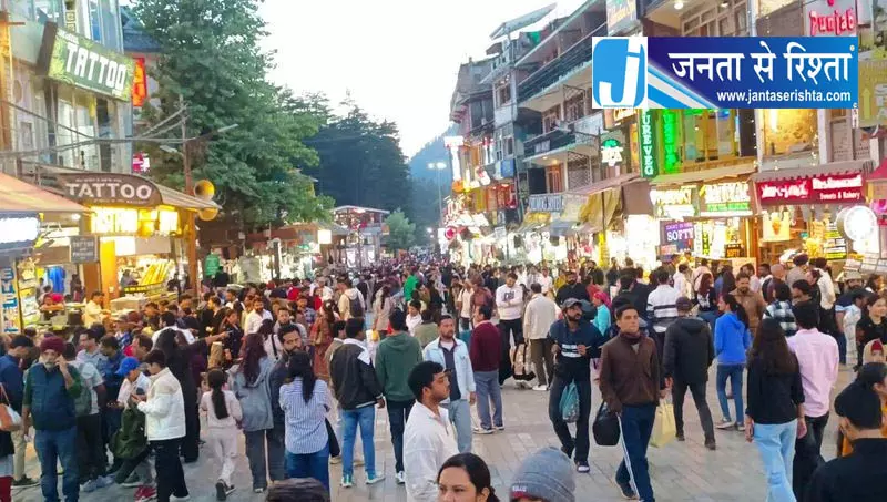 मनाली में पर्यटकों की भीड़, दो दिन में पहुंचे 4 हजार वाहन मनाली में पर्यटकों की भीड़, दो दिन में पहुंचे 4 हजार वाहन