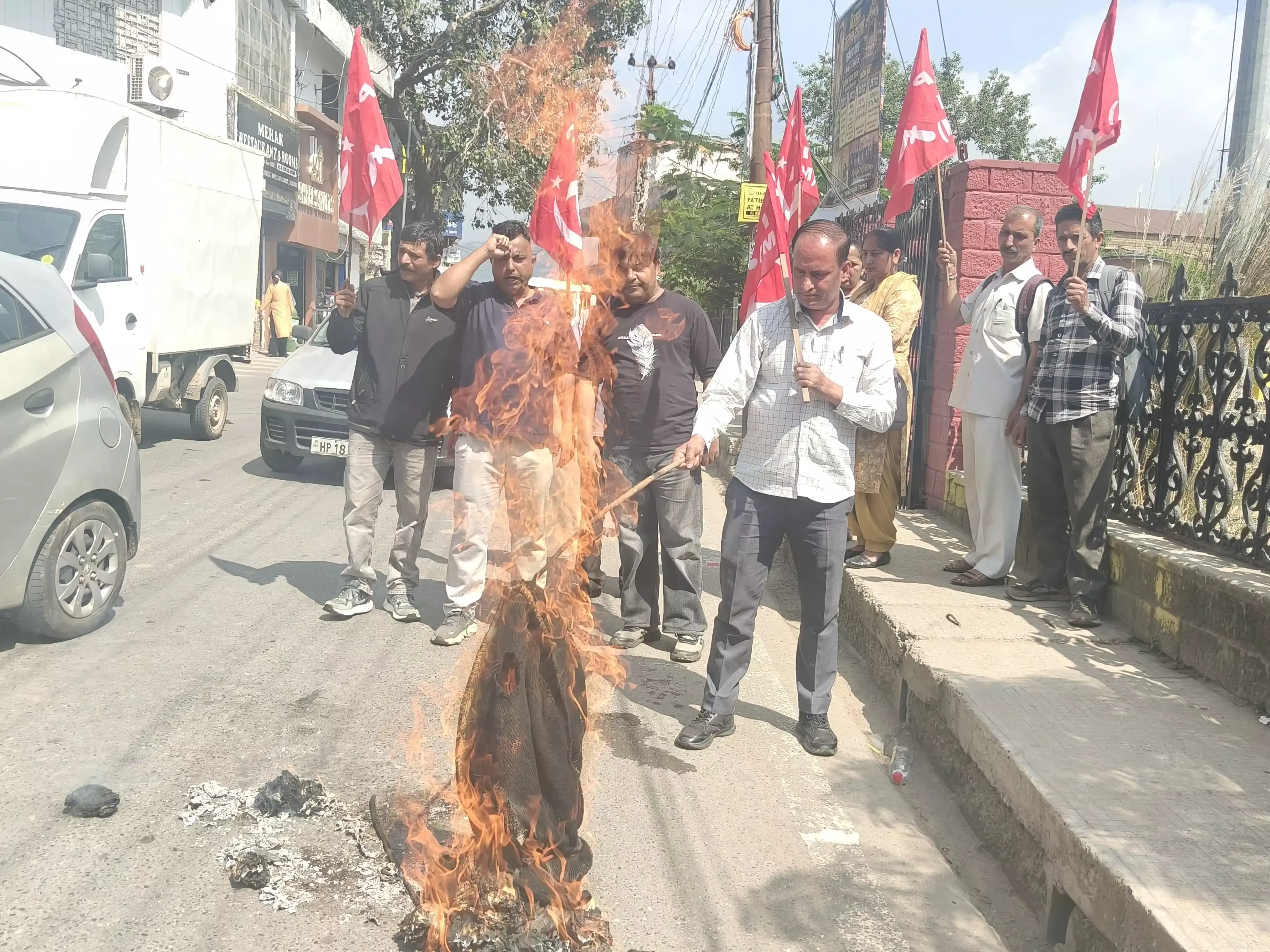 सीपीएम कार्यकर्ताओं ने नाहन में किया विरोध प्रदर्शन सीपीएम कार्यकर्ताओं ने नाहन में किया विरोध प्रदर्शन
