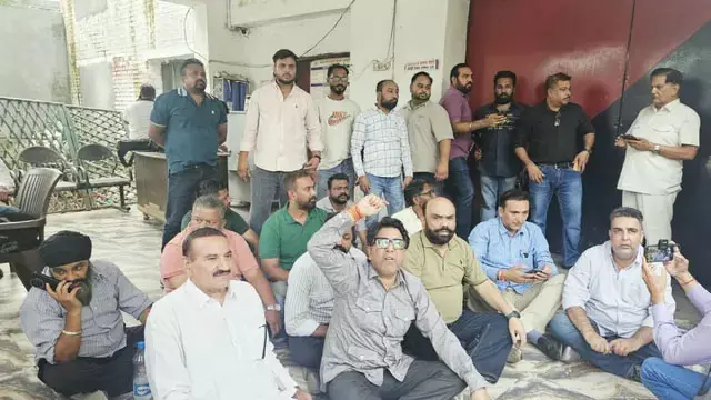 50 लाख की धोखाधड़ी मामले में पूर्व चेयरमैन दिनेश बस्सी हिरासत में 50 लाख की धोखाधड़ी मामले में पूर्व चेयरमैन दिनेश बस्सी हिरासत में