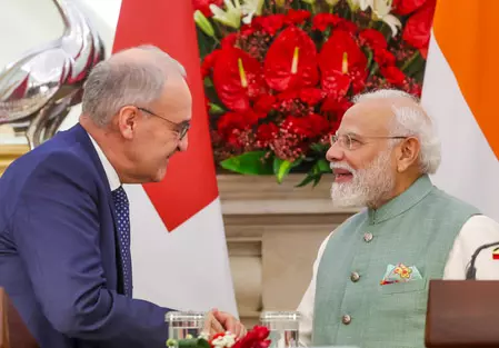 भारत-स्विट्जरलैंड साझेदारी को नई रफ्तार, माइग्रेशन से लेकर तकनीक तक 5 समझौतों पर सहमति भारत-स्विट्जरलैंड साझेदारी को नई रफ्तार, माइग्रेशन से लेकर तकनीक तक 5 समझौतों पर सहमति