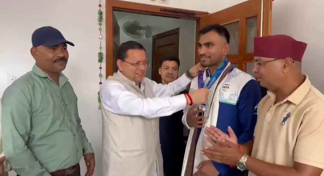 एशियन गेम्स में कांस्य पदक जीतने वाले बॉक्सर कपिल पोखरिया ने मुख्यमंत्री धामी से की भेंट एशियन गेम्स में कांस्य पदक जीतने वाले बॉक्सर कपिल पोखरिया ने मुख्यमंत्री धामी से की भेंट