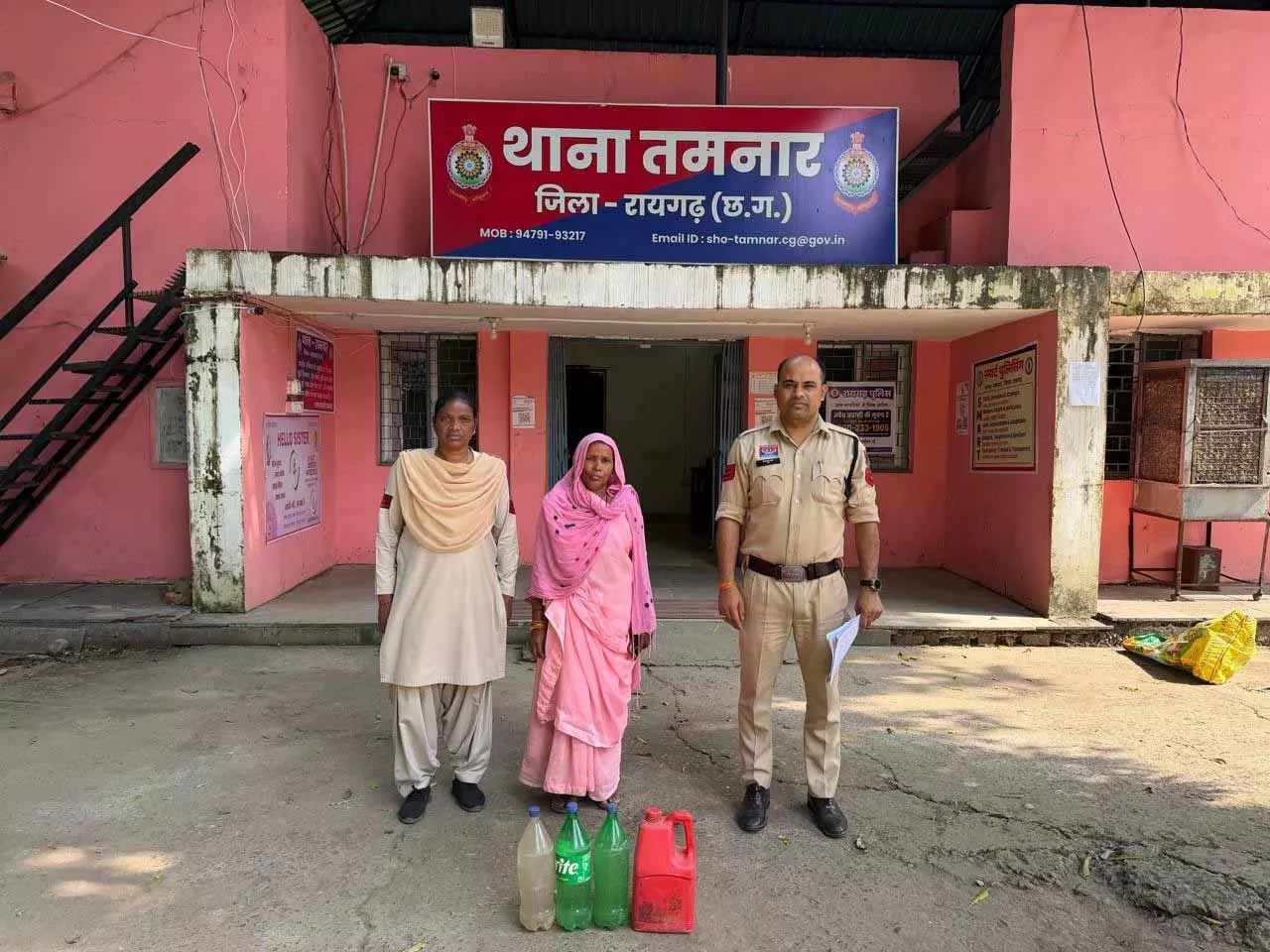 ऑपरेशन आघात में पुलिस की कार्रवाई, 11 लीटर महुआ शराब के साथ महिला गिरफ्तार ऑपरेशन आघात में पुलिस की कार्रवाई, 11 लीटर महुआ शराब के साथ महिला गिरफ्तार