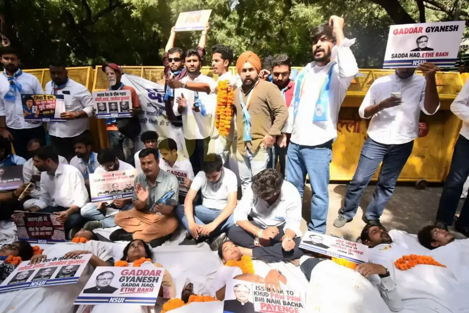 एनएसयूआई ने प्रदर्शन के जरिए सरकार को घेरा एनएसयूआई ने प्रदर्शन के जरिए सरकार को घेरा