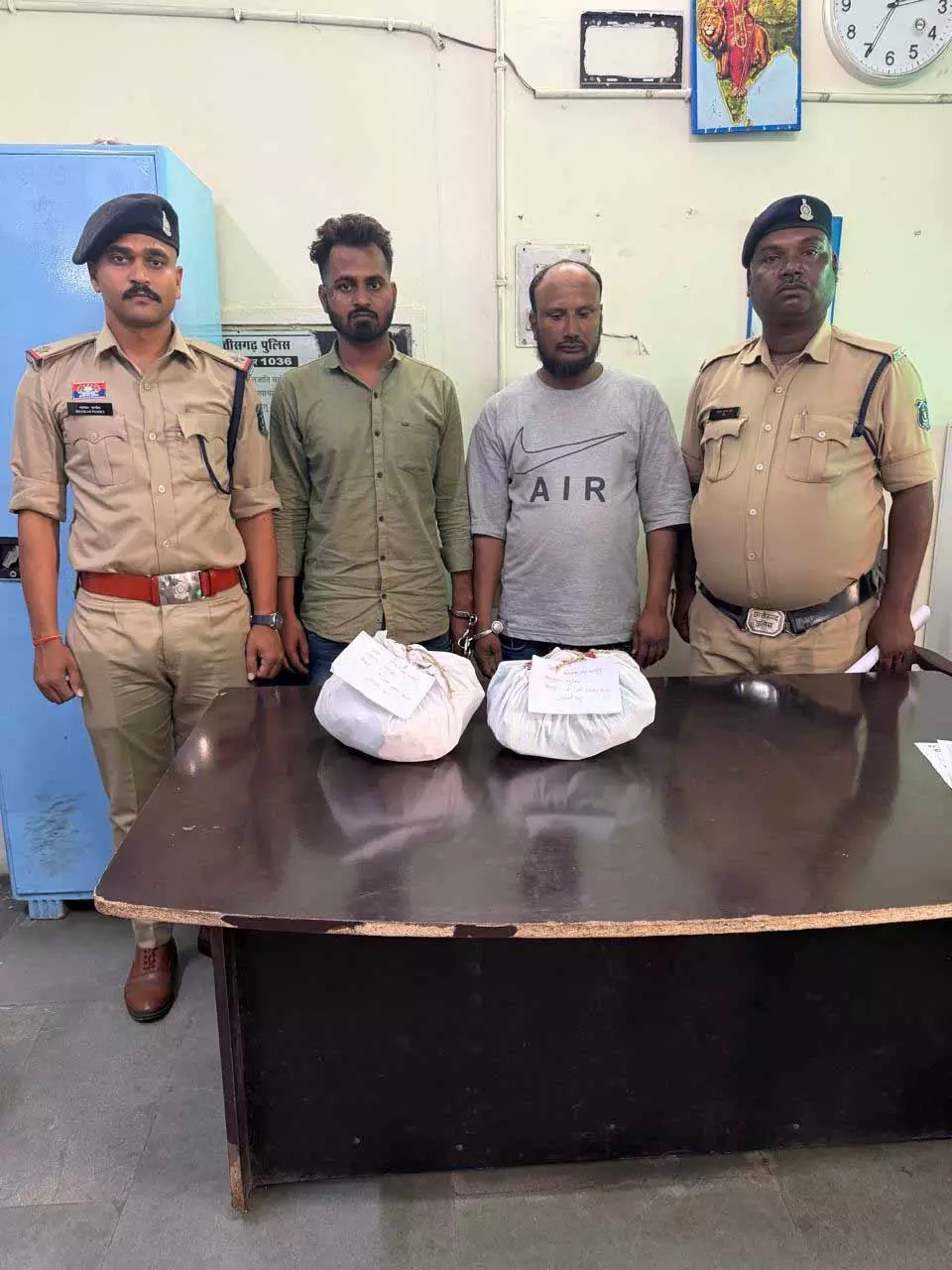 स्कूटी में नशीली कफ सिरप लेकर निकले दो आरोपी गिरफ्तार स्कूटी में नशीली कफ सिरप लेकर निकले दो आरोपी गिरफ्तार