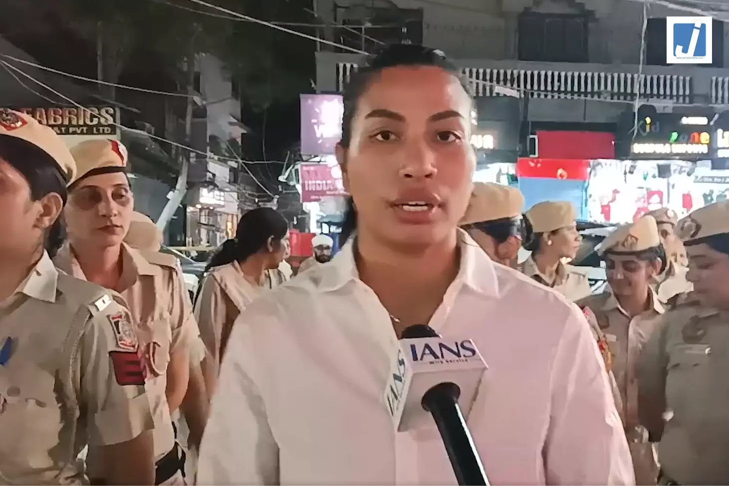 महिला सुरक्षा के लिए पुलिस के साथ सड़कों पर उतरीं बॉक्सर लवलीना महिला सुरक्षा के लिए पुलिस के साथ सड़कों पर उतरीं बॉक्सर लवलीना