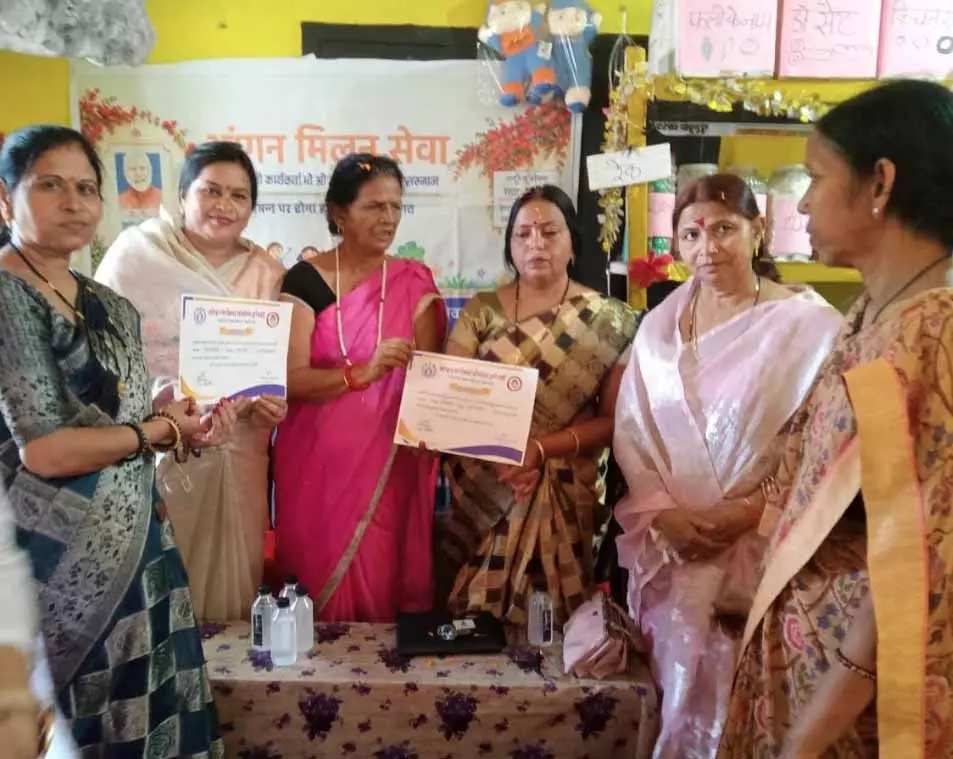 आंगन मिलन सेवा कार्यक्रम में गोदभराई एवं अन्नप्राशन संस्कार का आयोजन आंगन मिलन सेवा कार्यक्रम में गोदभराई एवं अन्नप्राशन संस्कार का आयोजन