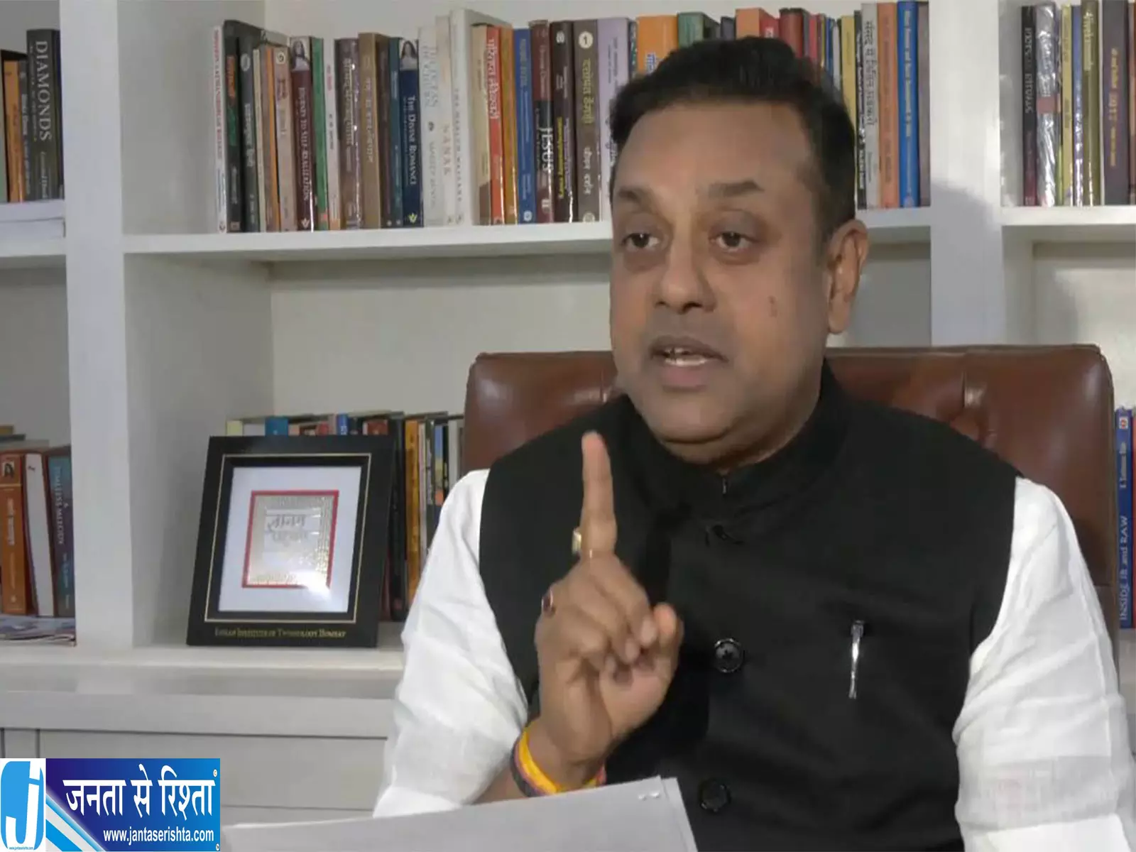 फॉर्म 6 पर राहुल गांधी के दावे को पात्रा ने दी चुनौती फॉर्म 6 पर राहुल गांधी के दावे को पात्रा ने दी चुनौती