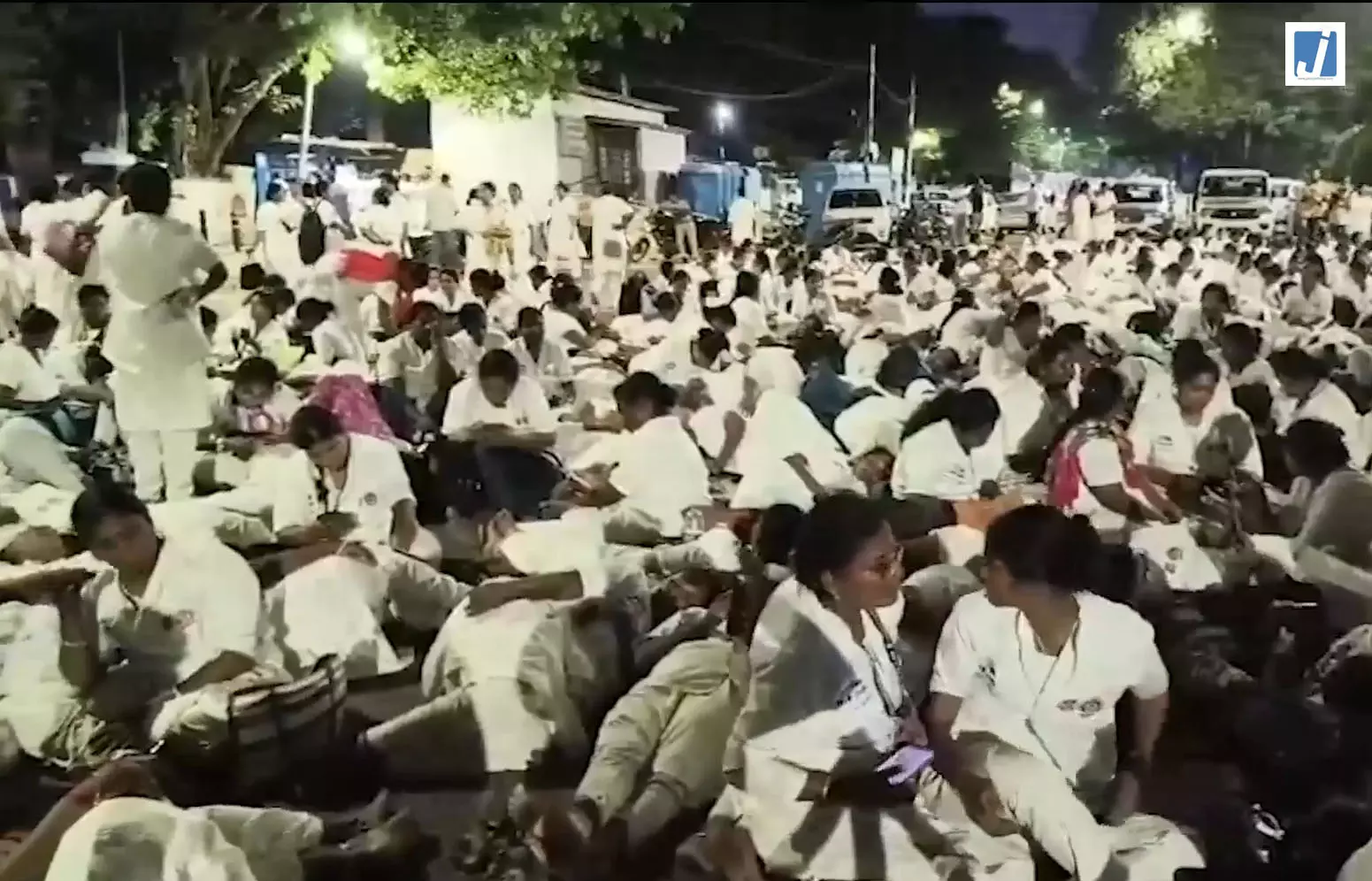 देर रात हजारों नर्सें सड़कों पर उतरीं, सरकार के सामने रखीं बड़ी मांगें देर रात हजारों नर्सें सड़कों पर उतरीं, सरकार के सामने रखीं बड़ी मांगें
