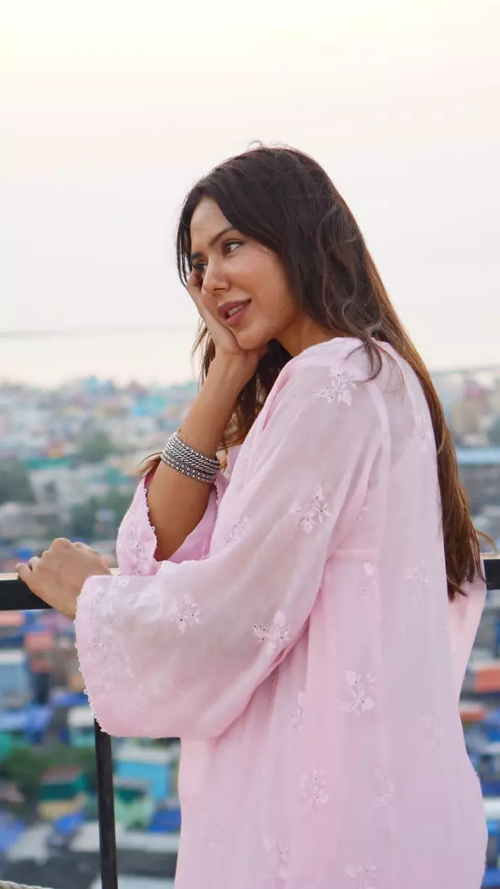 गुलाबी आउटफिट में सोनम बाजवा ने ढाया कहर