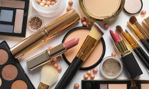 कॉम्पैक्ट या ट्रांस्लूसेंट, जानें कौन सा पाउडर कब लगाएं