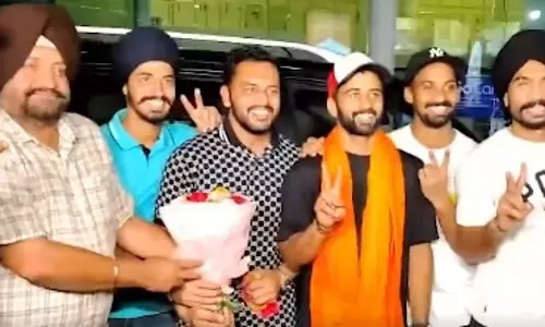 गोल्ड मेडल जीत स्वेदश लौटी पुरुष हॉकी टीम, कप्तान हरमनप्रीत ने कहा- हमने पूरे टूर्नामेंट में दबदबा बनाया गोल्ड मेडल जीत स्वेदश लौटी पुरुष हॉकी टीम, कप्तान हरमनप्रीत ने कहा- हमने पूरे टूर्नामेंट में दबदबा बनाया