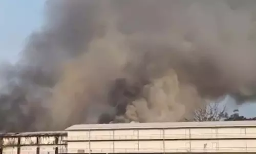 एयरपोर्ट के लेबर रूम में भीषण आग, उठने लगा धुआं एयरपोर्ट के लेबर रूम में भीषण आग, उठने लगा धुआं