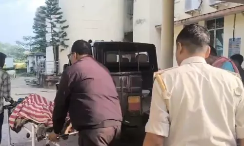 शौच के लिए निकले बुजुर्ग पर हाथियों का हमला, पसली टूटी