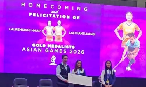 मिजोरम: महिला हॉकी टीम की खिलाड़ियों लालरेमसियामी और लालथंतलुआंगी को सीएम लालदुहोमा ने किया सम्मानित मिजोरम: महिला हॉकी टीम की खिलाड़ियों लालरेमसियामी और लालथंतलुआंगी को सीएम लालदुहोमा ने किया सम्मानित