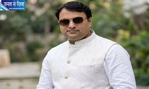 मेट्रो डिवाइडर से टकराकर कारोबारी की मौत मेट्रो डिवाइडर से टकराकर कारोबारी की मौत