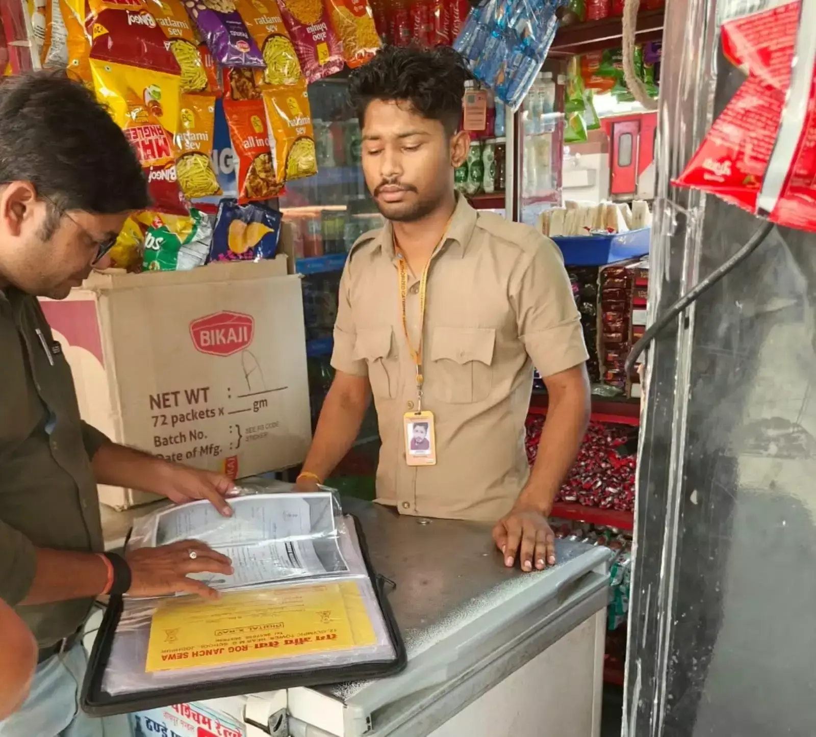 स्वच्छता अभियान के दौरान खाद्य सामग्री की जांच