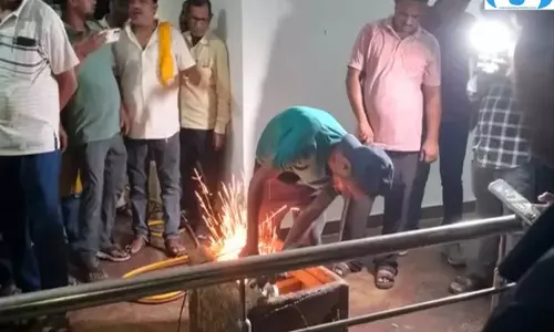 शिव मंदिर के पास जमीन से मिली तिजोरी में निकला पुराना खजाना