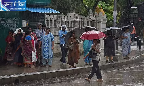 बेंगलुरु में डेढ़ घंटे की बारिश से सड़कें जलमग्न, कई इलाकों में ट्रैफिक प्रभावित बेंगलुरु में डेढ़ घंटे की बारिश से सड़कें जलमग्न, कई इलाकों में ट्रैफिक प्रभावित