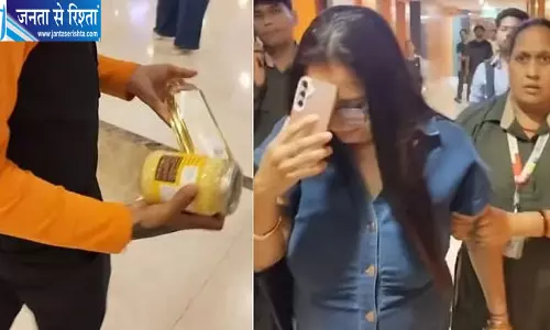 नोएडा के DLF मॉल में किराने का सामान चुराते महिला पकड़ी, वीडियो सोशल मीडिया पर वायरल नोएडा के DLF मॉल में किराने का सामान चुराते महिला पकड़ी, वीडियो सोशल मीडिया पर वायरल