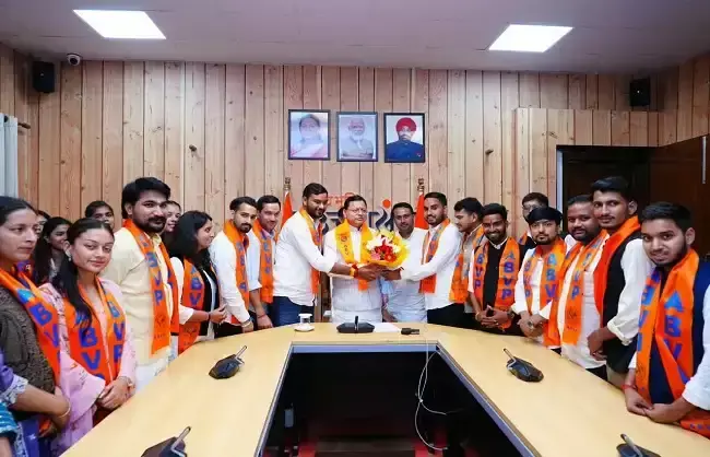 चुनावी जीत के बाद एबीवीपी पदाधिकारियों की सीएम धामी से मुलाकात चुनावी जीत के बाद एबीवीपी पदाधिकारियों की सीएम धामी से मुलाकात
