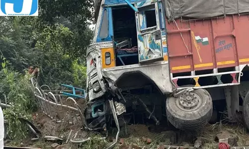 आशारोड़ी चेकपोस्ट पर पुलिस वैन को ट्रक ने मारी टक्कर, 6-7 जवान घायल आशारोड़ी चेकपोस्ट पर पुलिस वैन को ट्रक ने मारी टक्कर, 6-7 जवान घायल