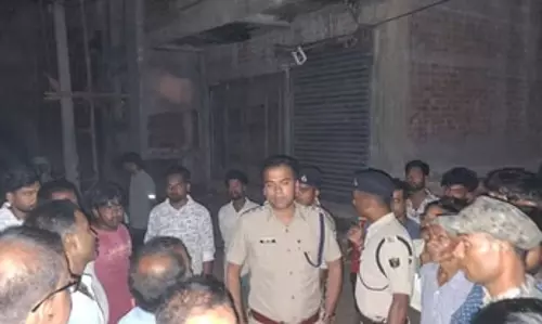 दुकान बंद कर घर लौट रहे सर्राफ से लूट, पीछा करने पर अपराधियों ने चलाई गोली दुकान बंद कर घर लौट रहे सर्राफ से लूट, पीछा करने पर अपराधियों ने चलाई गोली
