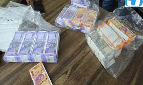 असली रकम के बदले तीन गुना नकली नोट, पुलिसकर्मी भी निकले आरोपी