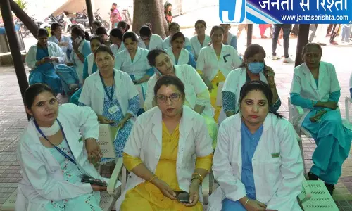 करनाल-कैथल-सिरसा की नर्सों ने शुरू किया विरोध करनाल-कैथल-सिरसा की नर्सों ने शुरू किया विरोध