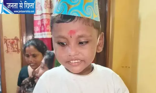 स्कूल बस का इंतजार कर रही 4 साल की बच्ची को कार ने कुचला, चालक फरार स्कूल बस का इंतजार कर रही 4 साल की बच्ची को कार ने कुचला, चालक फरार