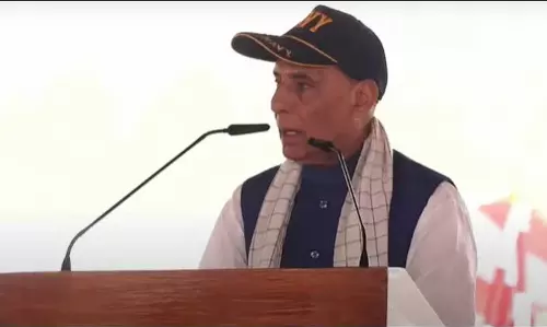 ईस्टर्न नेवल कमांड में राजनाथ सिंह, नौसेना वीरों को सराहा ईस्टर्न नेवल कमांड में राजनाथ सिंह, नौसेना वीरों को सराहा